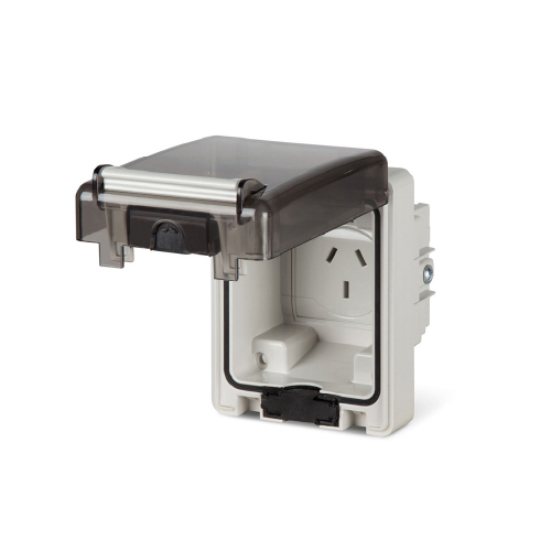 Toma empotrable 10A 3 patas chatas IP66 2P+T. brida 70x87 mm.